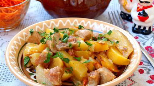 жаркое с картошкой и свининой в горшочках
