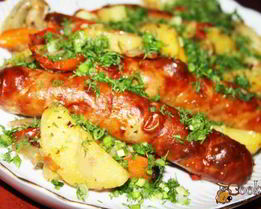 Жаркое с колбасками в духовке