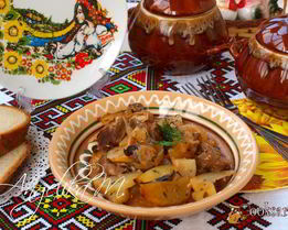 Жаркое с мясом, картофелем и грибами в горшочках