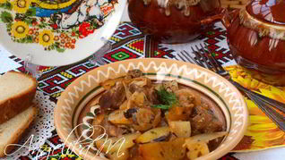 Жаркое с мясом, картофелем и грибами в горшочках