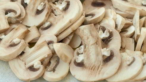 жаркое с мясом, картофелем и грибами в горшочках