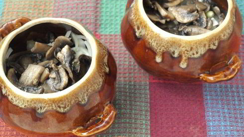 жаркое с мясом, картофелем и грибами в горшочках
