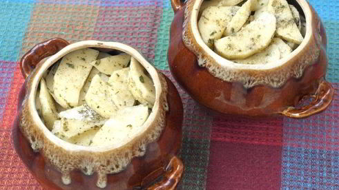 жаркое с мясом, картофелем и грибами в горшочках