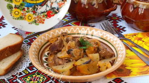 жаркое с мясом, картофелем и грибами в горшочках
