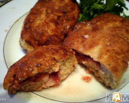 Мясные зразы с клубникой и сыром фета