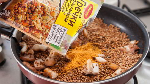 гречка по-купечески с курицей и зеленым луком