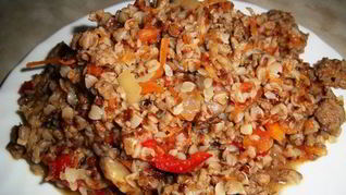 Гречка с мясным фаршем и томатами