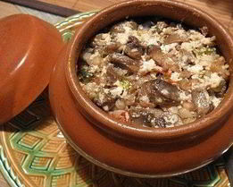 Гречка с мясом и овощами в горшочках