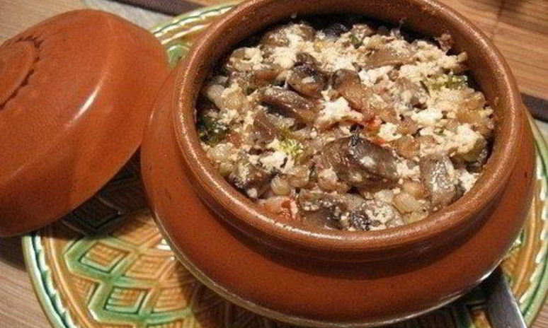 Рецепт гречки с мясом и овощами в горшочках