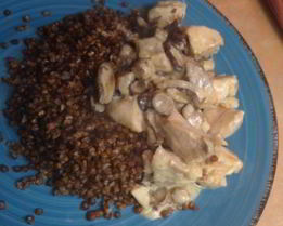 Гречка с рыбой и грибным соусом