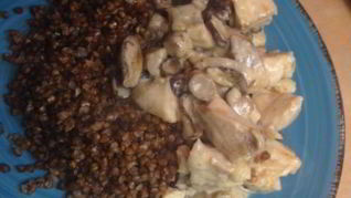 Гречка с рыбой и грибным соусом