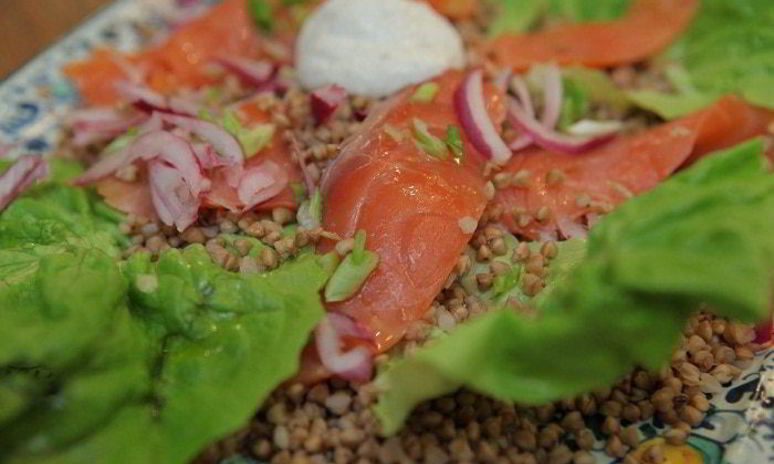 Рецепт гречки с семгой и маринованным луком