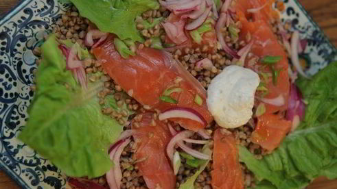 гречка с семгой и маринованным луком