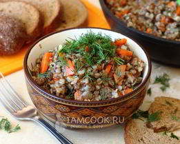 Гречка с тушенкой в сковороде