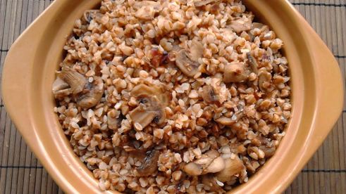 гречневая каша с грибами и луком