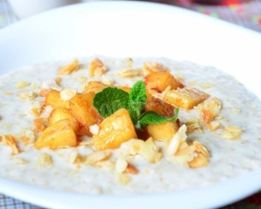 Каша из овсяных хлопьев с карамельными яблоками и миндалем