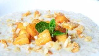 Каша из овсяных хлопьев с карамельными яблоками и миндалем