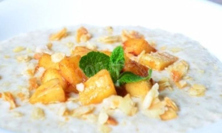 Рецепт каши из овсяных хлопьев с карамельными яблоками и миндалем