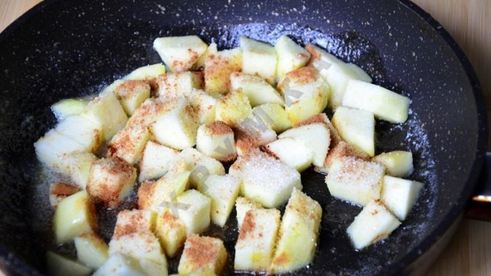 каша из овсяных хлопьев с карамельными яблоками и миндалем