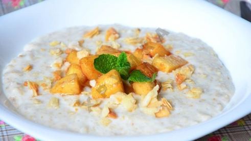 каша из овсяных хлопьев с карамельными яблоками и миндалем