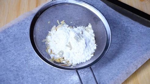 каша из овсяных хлопьев с карамельными яблоками и миндалем