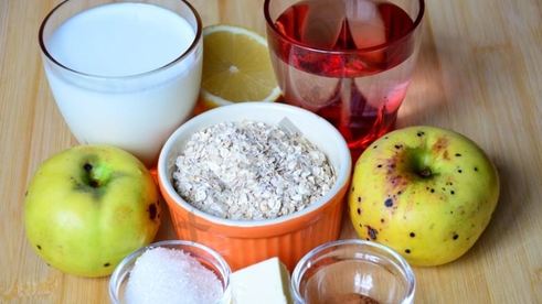 каша из овсяных хлопьев с карамельными яблоками и миндалем