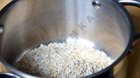 каша из овсяных хлопьев с карамельными яблоками и миндалем