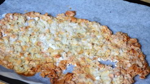 каша из овсяных хлопьев с карамельными яблоками и миндалем