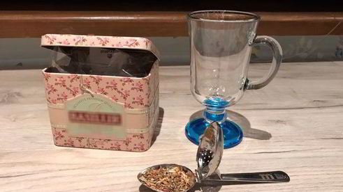 белый травяной чай с малиной