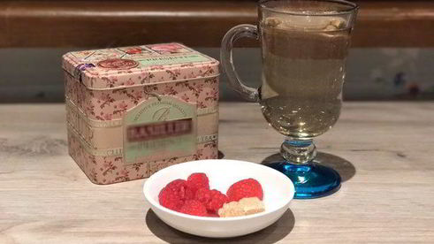 белый травяной чай с малиной