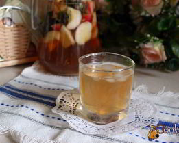 Холодный чай с персиками, нектаринами и мятой