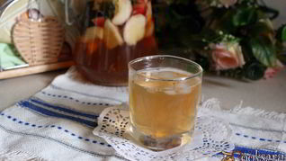 Холодный чай с персиками, нектаринами и мятой