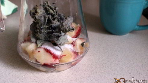 холодный чай с персиками, нектаринами и мятой