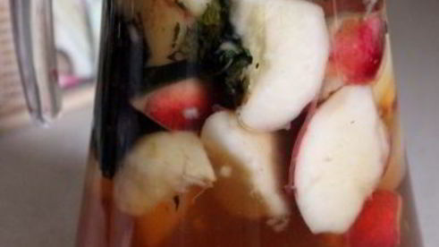 холодный чай с персиками, нектаринами и мятой