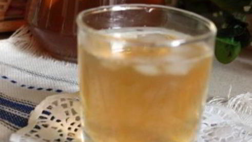 холодный чай с персиками, нектаринами и мятой