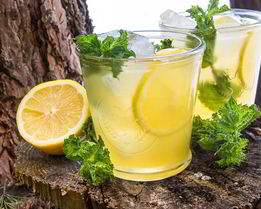 Холодный зеленый чай с лимоном и медом