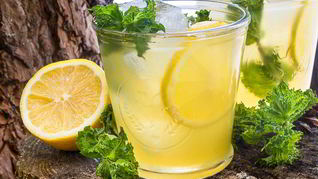 Холодный зеленый чай с лимоном и медом