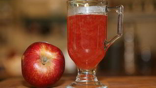 Яблочно-смородиновый чай с медом и корицей