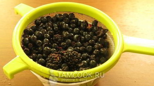 чернично-ежевичный коктейль