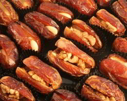 Фаршированные сыром бри финики с грецкими орехами и кленовым сиропом