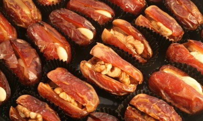 Рецепт фаршированных сыром бри финики с грецкими орехами и кленовым сиропом