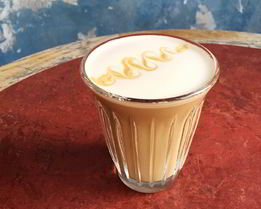 Кофе с молоком, гречишным медом и ванильной солью