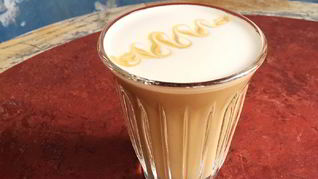 Кофе с молоком, гречишным медом и ванильной солью