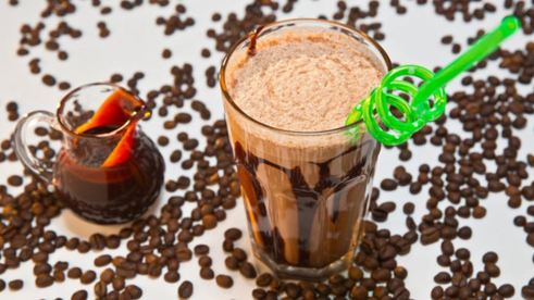 кофе с шоколадным соусом