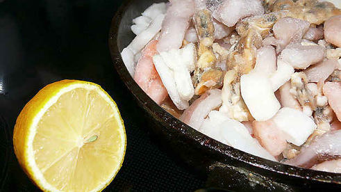 коктейль морской в сметане с луком