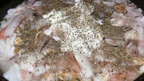 коктейль морской в сметане с луком