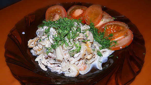 коктейль морской в сметане с луком