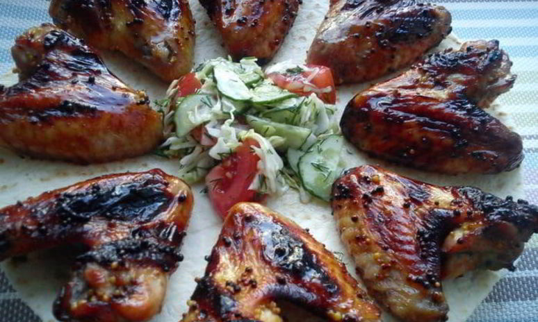 Рецепт куриных крылышек с кленовым сиропом и горчицей