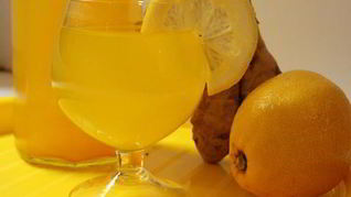 Напиток с имбирем, лимоном и куркумой