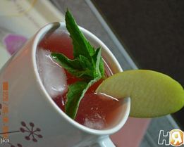 Напиток с мелиссой и крыжовником